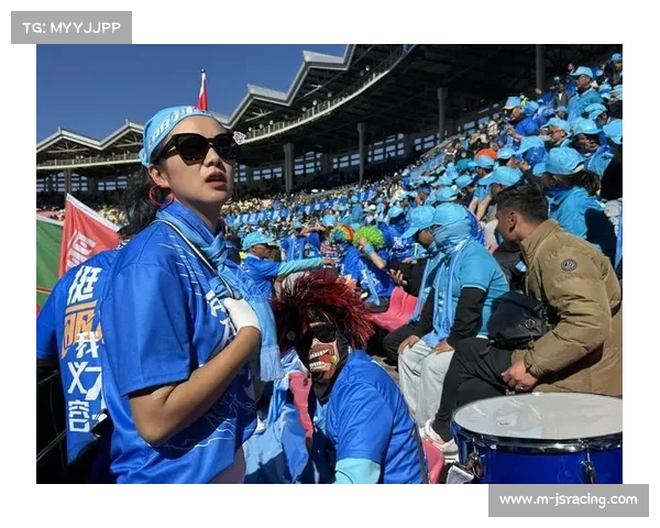 球迷热情助威，爵士主场气氛热烈